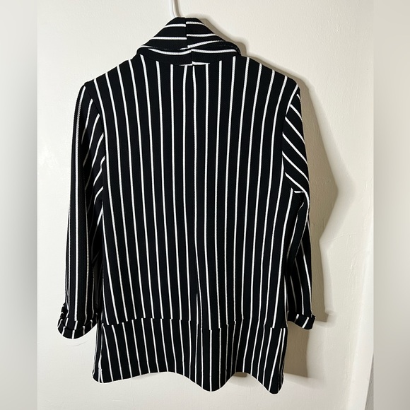 Black & White Open Front Blazer. Size M - Picture 2 of 2